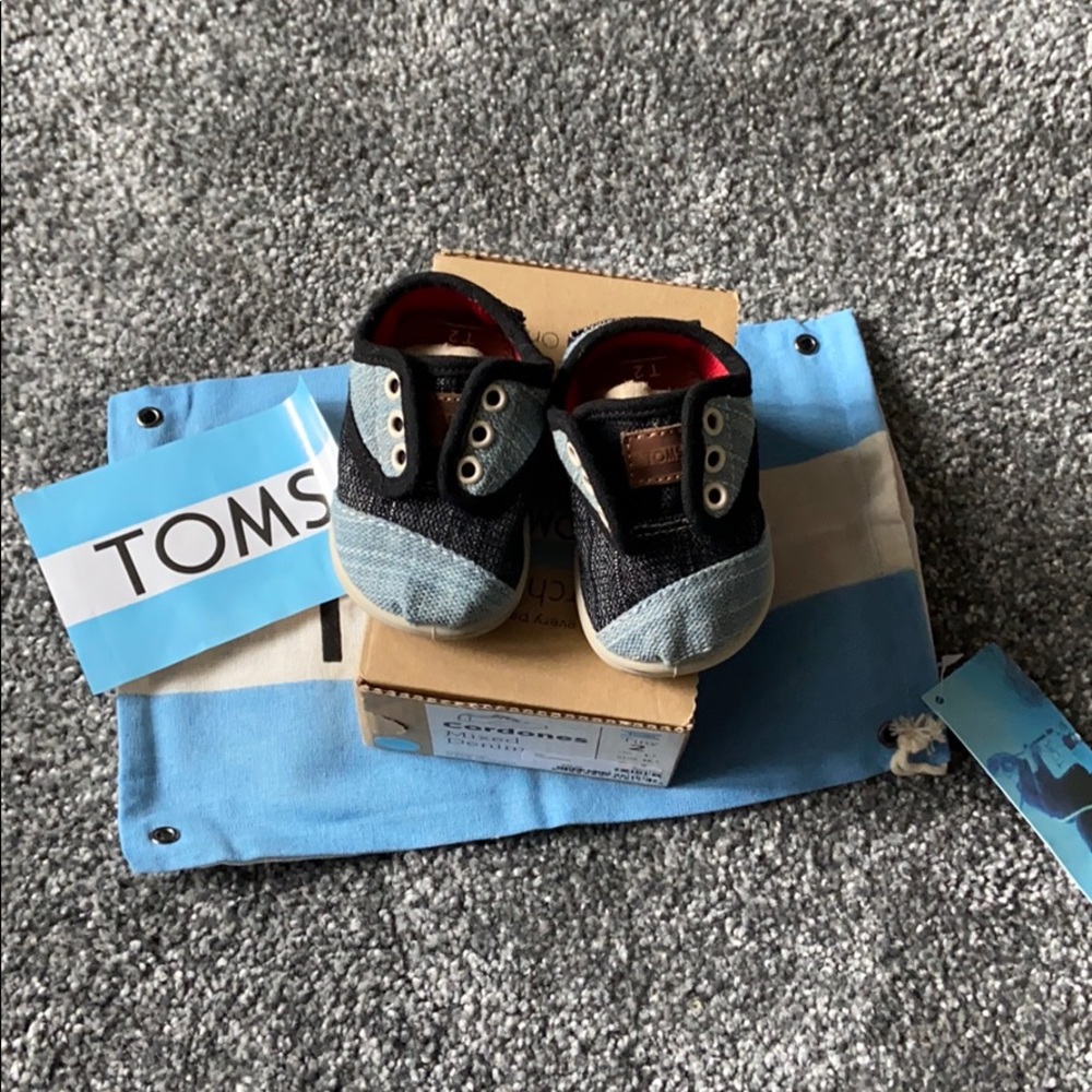 BNWT BABY TOMS size 2
